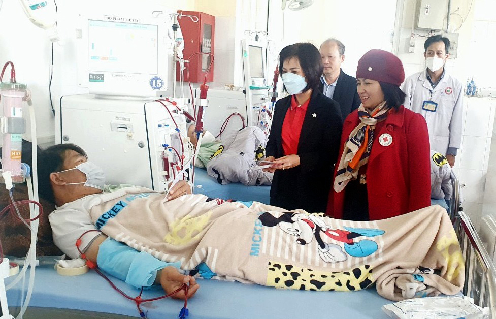 Hội Chữ thập đỏ Lâm Đồng và nhà tài trợ thăm tặng quà tết cho bệnh nhân đang điều trị tại bệnh viện 