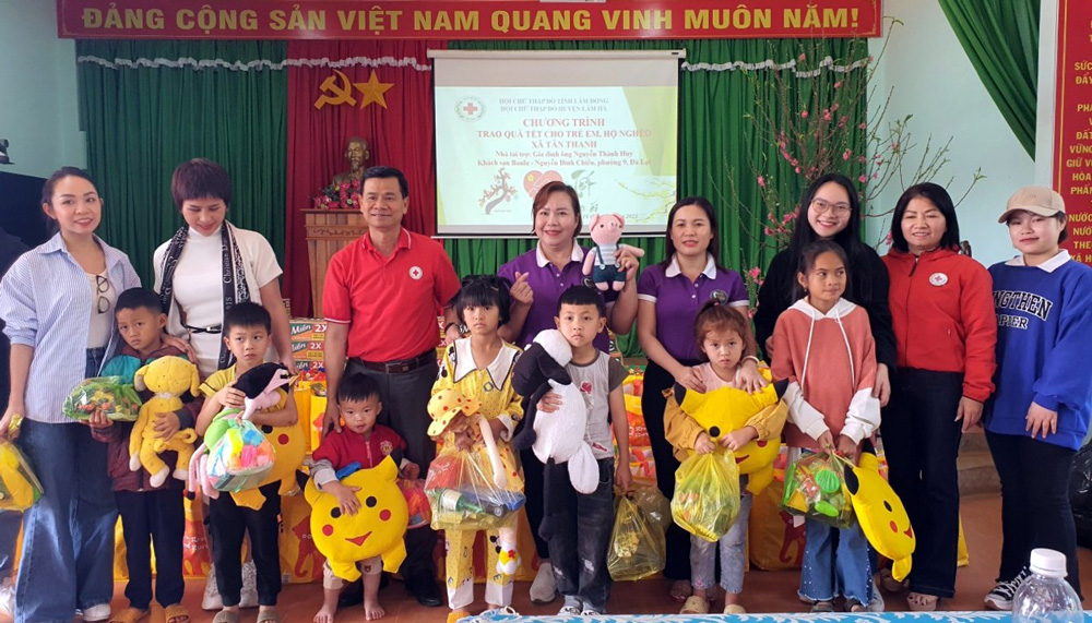 Hội Chữ thập đỏ tỉnh phối hợp với nhà tài trợ trao quà tết cho các hộ nghèo và trẻ em khó khăn tại xã Tân Thanh (Lâm Hà)