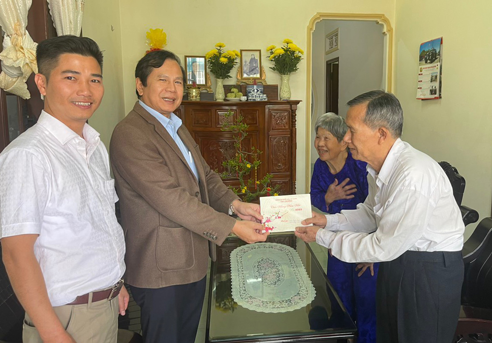 Đoàn công tác của Đảng ủy Khối Các cơ quan tỉnh tặng quà cho Anh hùng Lực lượng vũ trang Nhân dân Ngô Xuân Đệ
