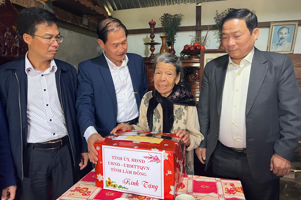 Tặng quà cho gia đình chính sách tiêu biểu trên địa bàn xã Gung Ré