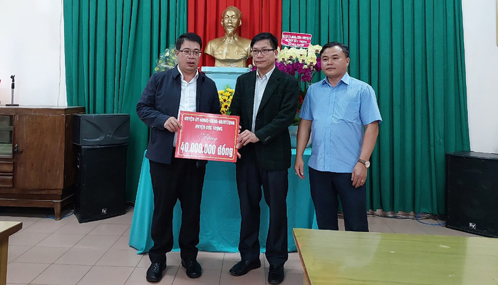 Đồng chí Nguyễn Ngọc Phúc chúc tết và tặng quà cán bộ, bác sĩ tại Trung tâm y tế huyện Đức Trọng
