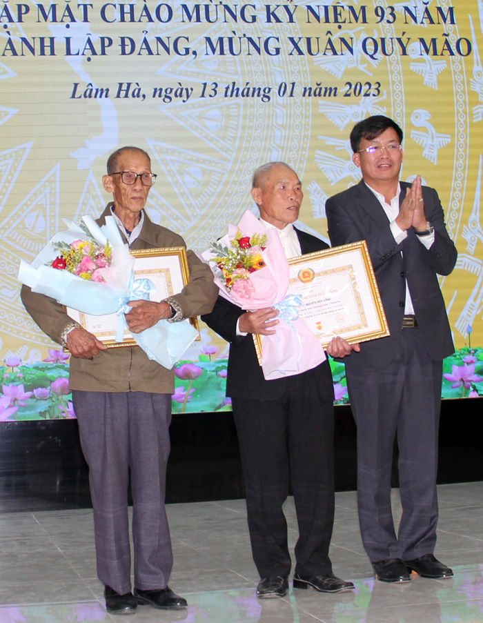 Đồng chí Hoàng Thanh Hải –Bí thư Huyện ủy, Chủ tịch HĐND huyện Lâm Hà trao Huy hiệu 60 tuổi Đảng cho các đảng viên