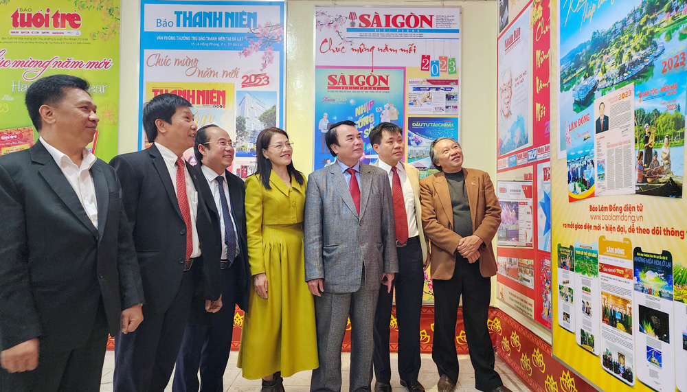 Đại diện lãnh đạo tỉnh, thành phố Đà Lạt thăm quan gian trưng bày Hội Báo Xuân