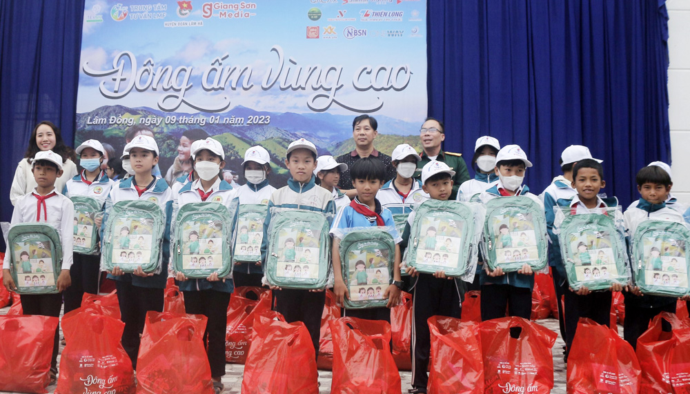 Lâm Hà: Tặng quà cho 500 thiếu nhi có hoàn cảnh khó khăn