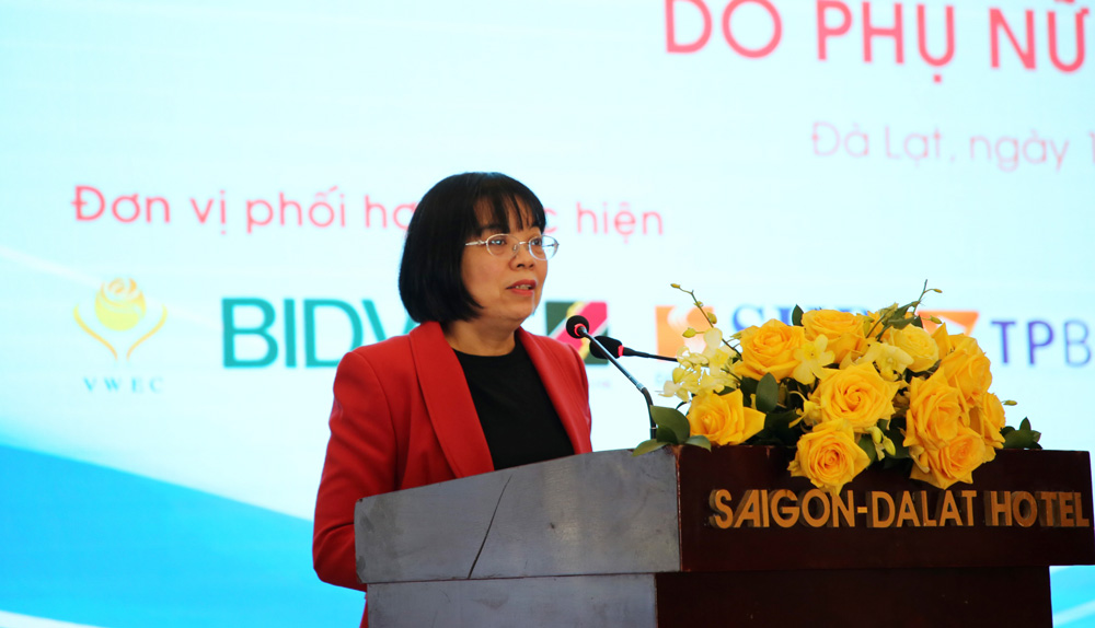 Bà Chu Hồng Minh - Giám đốc Dự án phát biểu chào mừng