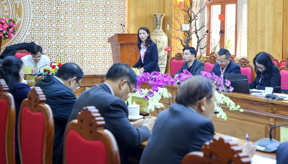 Bà Nguyễn Thị Ngọc Thu – Phó Giám đốc phụ trách NHCSXH tỉnh Lâm Đồng trình bày báo cáo tổng kết