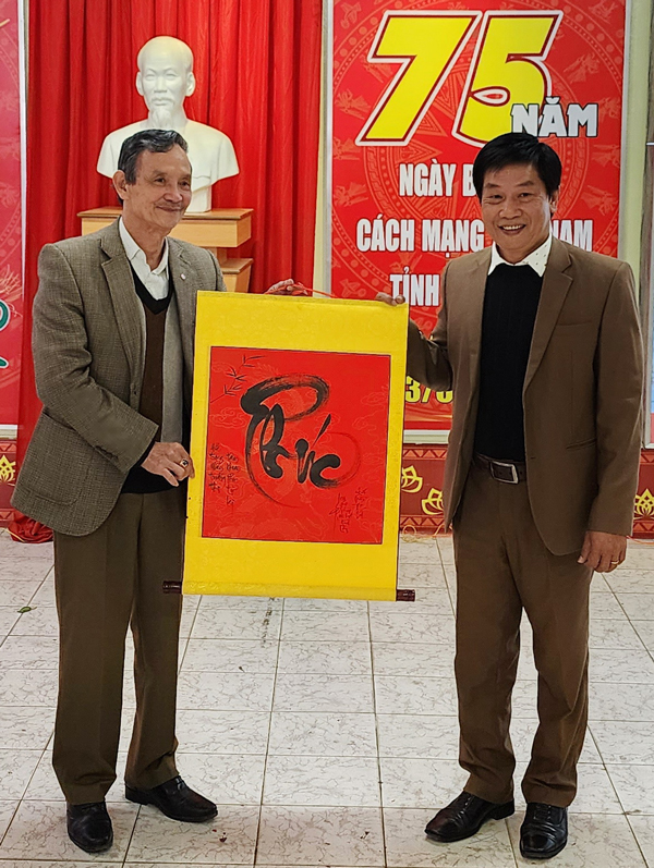 CLB Thư pháp Lâm Đồng tặng chữ cho Ban tổ chức