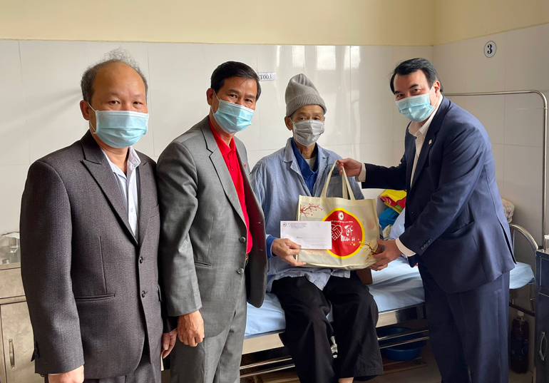 Phó Chủ tịch UBND tỉnh Phạm S thăm, tặng quà Tết Nhân ái cho bệnh nhân mắc bệnh hiểm nghèo