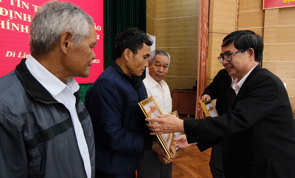 Đồng chí Trần Đức Tài tặng giấy khen của Ban Dân tộc tỉnh cho những người có uy tín có thành tích tiêu biểu