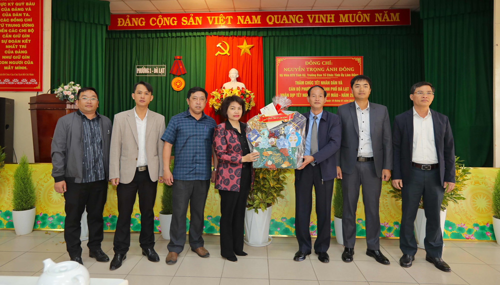 Đồng chí Nguyễn Trọng Ánh Đông - Trưởng Ban Tổ chức Tỉnh ủy đến thăm, chúc tết, tặng quà cho lãnh đạo cho cấp uỷ, chính quyền 5 phường và 1 xã trên địa bàn TP Đà Lạt