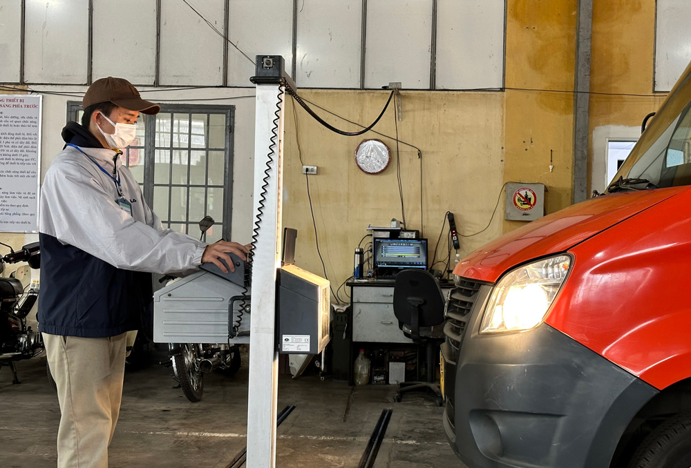 Cán bộ kỹ thuật tại trạm đăng kiểm thực hiện quy trình kiểm định cho các phương tiện