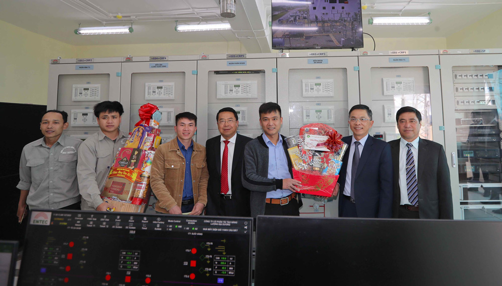 Lãnh đạo Thành ủy, UBND TP Đà Lạt thăm, tặng quà lãnh đạo, công nhân Công ty THHH Sợi Đà Lạt thăm, tặng quà cán bộ, công nhân Nhà máy Điện gió Cầu Đất