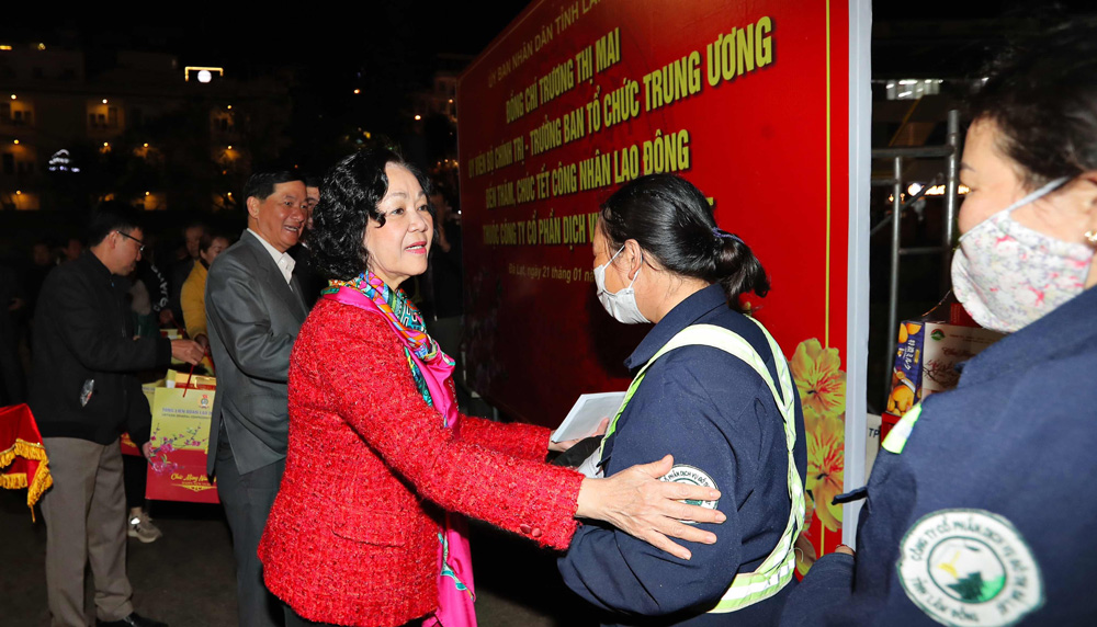 Đồng chí Trương Thị Mai trao quà Tết tặng công nhân vệ sinh đang thực hiện nhiệm vụ trong đêm giao thừa tại khu vực chợ Đà Lạt