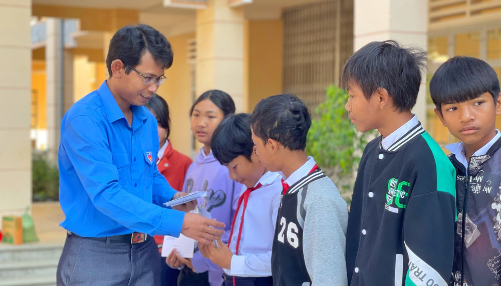 Anh Ndu Ha Biên - Phó Bí thư Tỉnh Đoàn trao học bổng cho học sinh nghèo vượt khó của Trường THCS Đam Pao