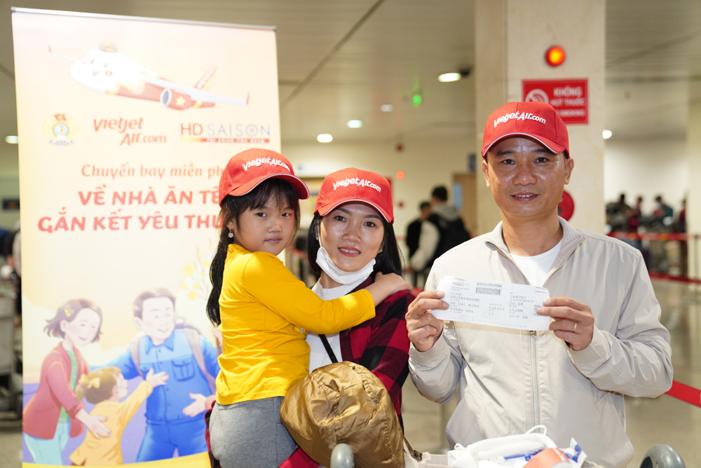 Người lao động vui mừng khi cầm trên tay tấm vé bay “ý nghĩa”, đoàn viên cùng gia đình dịp Tết Nguyên đán 