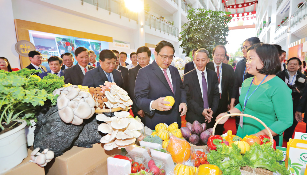 Thủ tướng Phạm Minh Chính cùng Chủ tịch UBND tỉnh thăm gian hàng các sản phẩm thế mạnh của Tây Nguyên bên lề Hội nghị triển khai Chương trình hành động của Chính phủ thực hiện Nghị quyết số 23 của Bộ Chính trị. Ảnh: Chính Thành