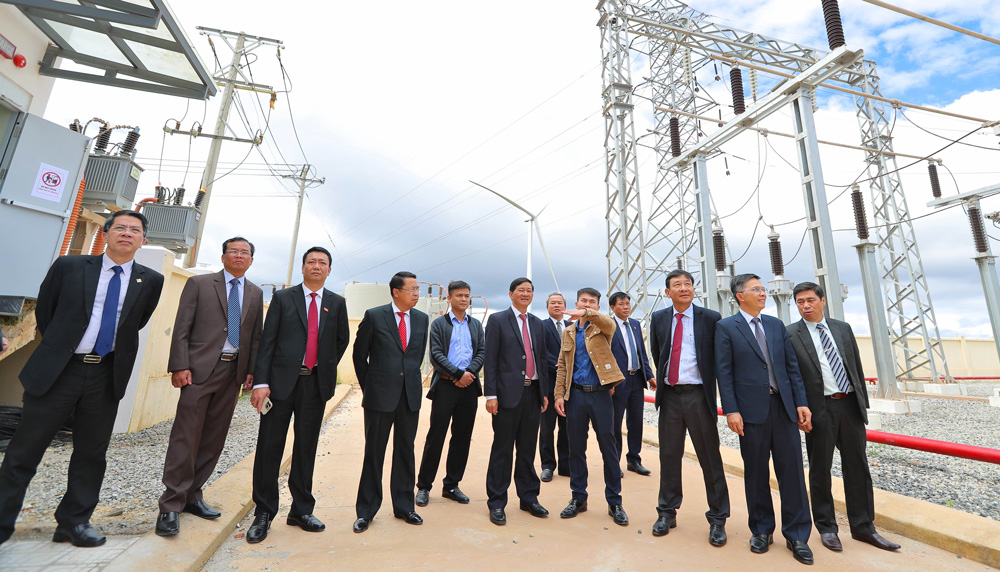 Đồng chí Trần Đức Quận cùng đoàn công tác Tỉnh ủy thăm, tặng quà lãnh đạo, công nhân Nhà máy Điện gió Cầu Đất