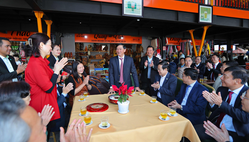 Đồng chí Trần Đức Quận thăm, tặng quà đầu năm cho cán bộ, người lao động Công ty Cổ phần du lịch Lâm Đồng, đơn vị quản lý vận hành Khu du lịch Lang Biang
