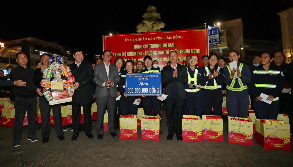 Lãnh đạo Tỉnh ủy - HĐND - UBND - Ủy ban MTTQ Việt Nam tỉnh trao tặng người lao động công ty 300 triệu đồng