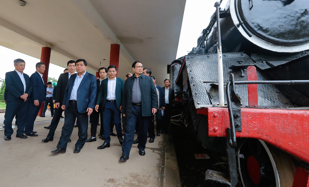 Thủ tướng Chính phủ Phạm Minh Chính thăm Ga Đà Lạt. Ảnh: Chính Thành