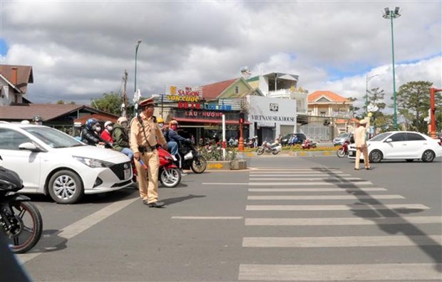 Tại ngã tư Kim Cúc cửa ngõ thành phố Đà Lạt, lực lượng Cảnh sát giao thông phải tăng cường quân số trong giờ cao điểm dịp Tết Nguyên đán