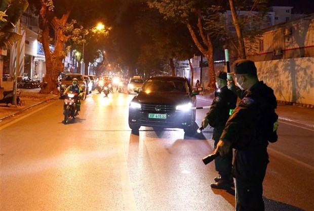 Cán bộ, chiến sỹ tổ công tác Y1/141 dừng xe kiểm tra nồng độ cồn tài xế ôtô tại tuyến phố Lý Thái Tổ-Trần Nguyên Hãn (Hà Nội)