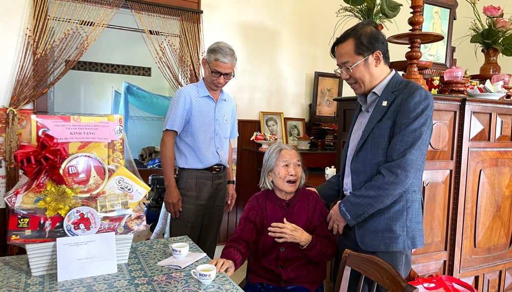 Đồng chí Tông Thiện Đồng - Bí thư Thành ủy Bảo Lộc thăm, tặng quà tết Mẹ Việt Nam Anh hùng Nguyễn Thị Lũy (phường Lộc Phát)