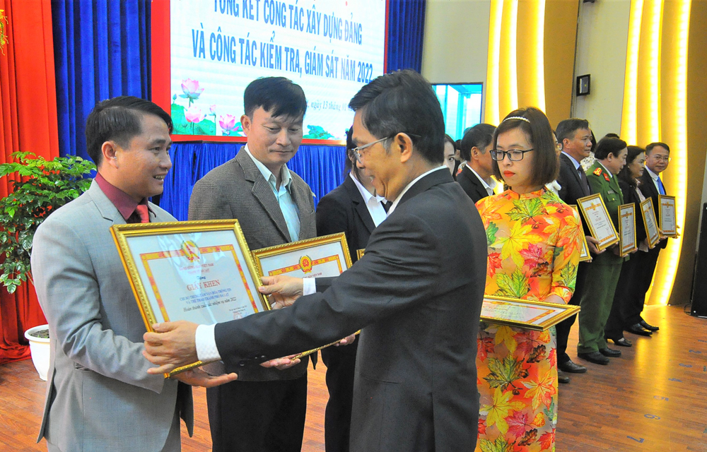 Đồng chí Đặng Trí Dũng trao giấy khen cho các tập thể và cá nhân hoàn thành xuất sắc nhiệm vụ. Ảnh: Viết Trọng