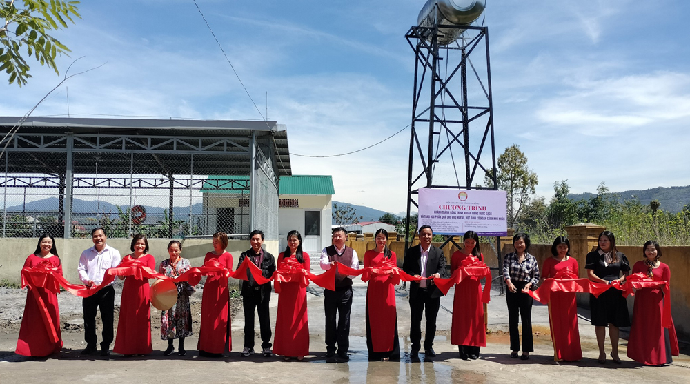 Đại diện Hội Khuyến học tỉnh Lâm Đồng cùng các nhà hảo tâm khánh thành công trình giếng nước sinh hoạt cho Trường THCS Lê Hồng Phong