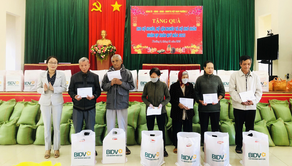 Bảo Lộc: Tiếp tục trao tặng hơn 1.600 phần quà tết cho người khó khăn