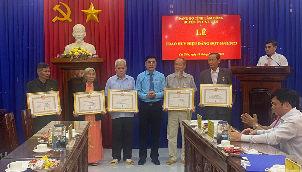 Đồng chí Nguyễn Khắc Bình - Bí thư Huyện ủy Cát Tiên trao Huy hiệu Đảng cho các đảng viên