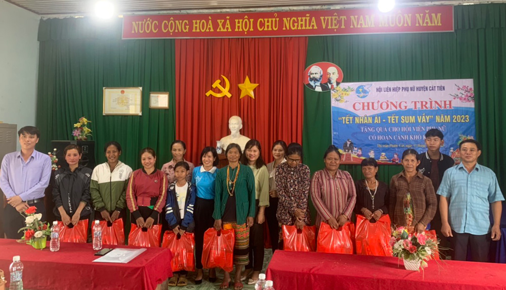 Cát Tiên: Tặng quà tết cho hội viên phụ nữ và trẻ em mồ côi
