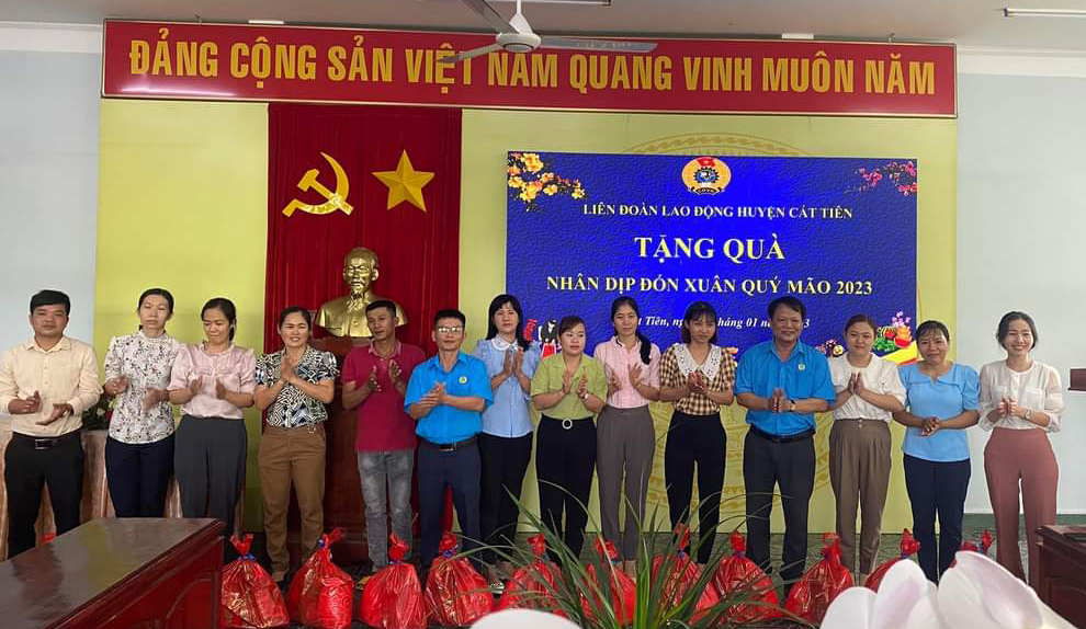 Liên đoàn Lao động huyện Cát Tiên trao tặng quà cho đoàn viên có hoàn cảnh khó khăn trên địa bàn