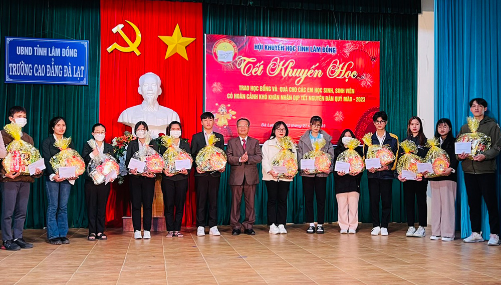 Hội Khuyến học tỉnh Lâm Đồng cùng đại diện Vietinbank Chi nhánh Lâm Đồng trao quà cho các sinh viên