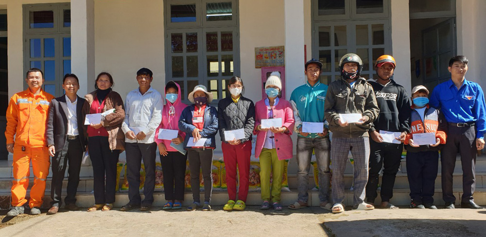 Công ty Điện lực Lâm Đồng trao 60 suất quà tết cho các hộ nghèo huyện Lạc Dương