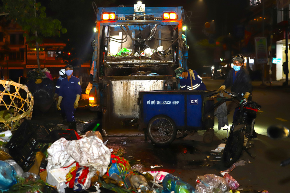 Công nhân vệ sinh môi trường TP Bảo Lộc miệt mài thu gom rác, vệ sinh môi trường tại chợ hoa xuân khu vực chợ cũ Bảo Lộc trong những ngày tết