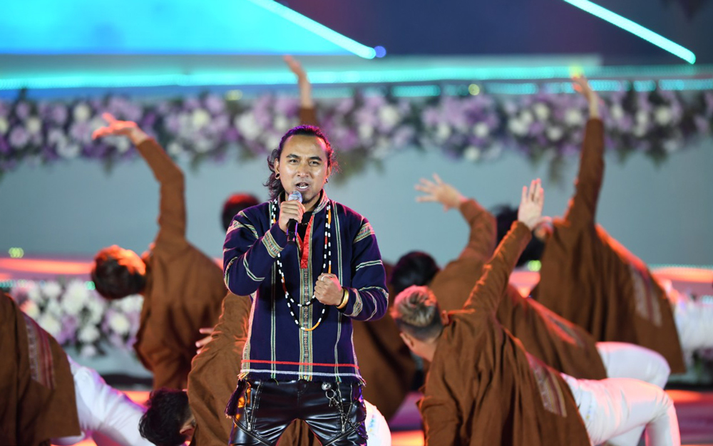 Ca sĩ Dagout Đoát trình diễn ca khúc Nồng nàn cao nguyên trong đêm khai mạc Festival Hoa Đà Lạt lần thứ IX năm 2022