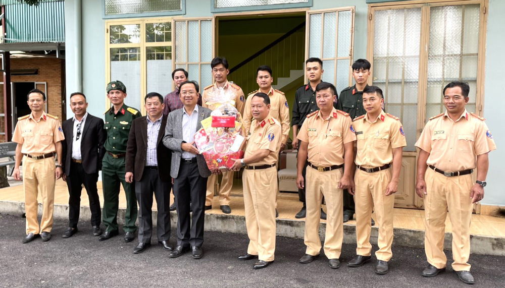 Lãnh đạo TP Bảo Lộc thăm, tặng quà các lực lượng làm nhiệm vụ trực Tết