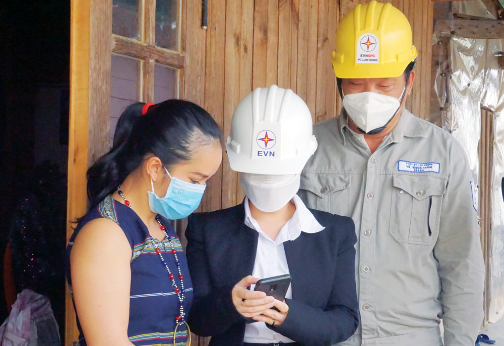 Tại Công ty Điện lực Lâm Đồng, 70% khách hàng sử dụng các dịch vụ điện trên môi trường mạng như web, email, app