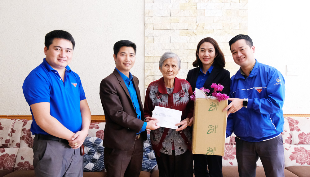 Đại diện Đoàn khối tặng quà mẹ Việt Nam anh hùng Đặng Thị Chi