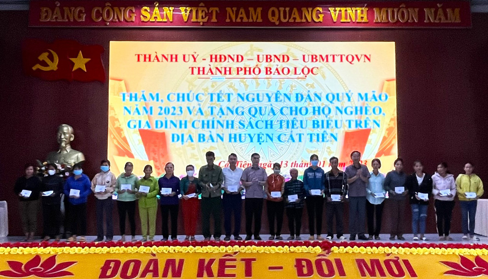 Bí thư Thành ủy Bảo Lộc Tôn Thiện Đồng cùng lãnh đạo huyện Cát Tiên trao tặng quà tết cho người nghèo, gia đình chính sách