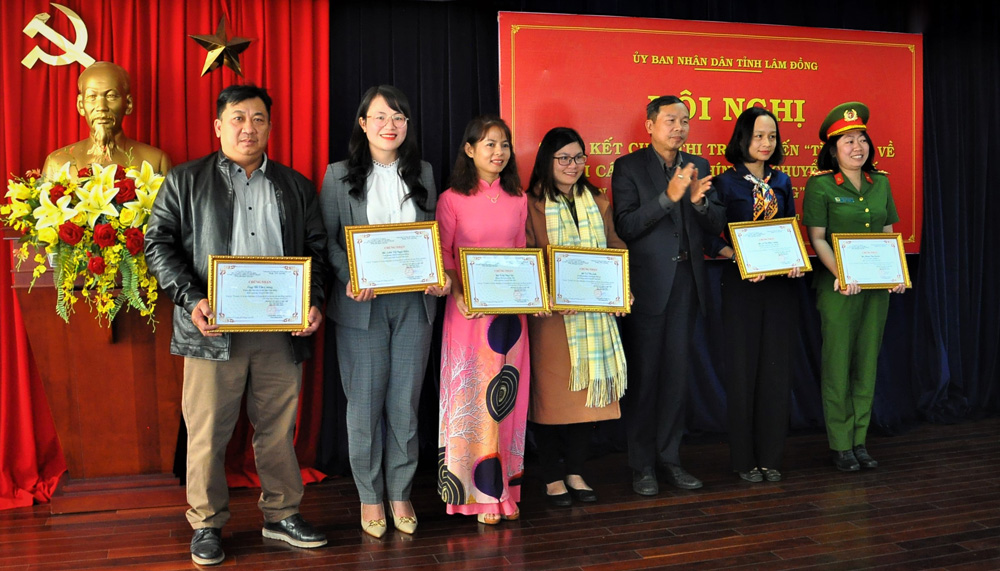 Các cá nhân đạt giải thưởng về công tác tuyên truyền CCHC