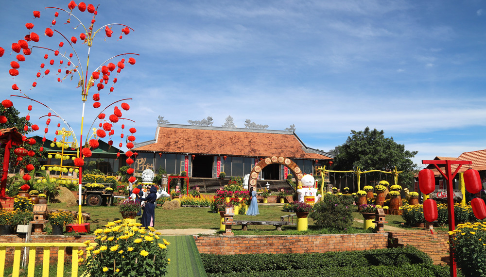 Thời điểm này, nhiều du khách thập phương đến TP Bảo Lộc đã ghé Chùa Trà tham quan, tận hưởng không khí yên tĩnh, thơ mộng
