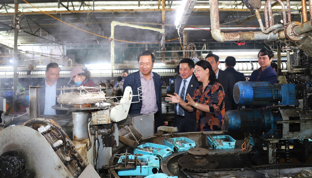 Lãnh đạo TP Bảo Lộc kiểm tra tình hình sản xuất đầu năm tại Công ty Tơ lụa Minh Thành