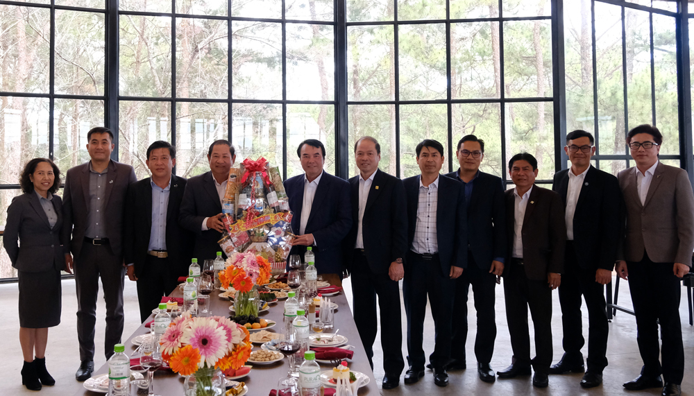 Phó Chủ tịch UBND tỉnh Lâm Đồng Phạm S thăm, tặng quà lãnh đạo, cán bộ, người lao động thuộc Công ty Cổ phần du lịch Thành Thành Công