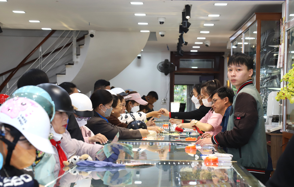 Bảo Lộc: Ngày vía Thần Tài, đông đúc người dân mua vàng cầu may