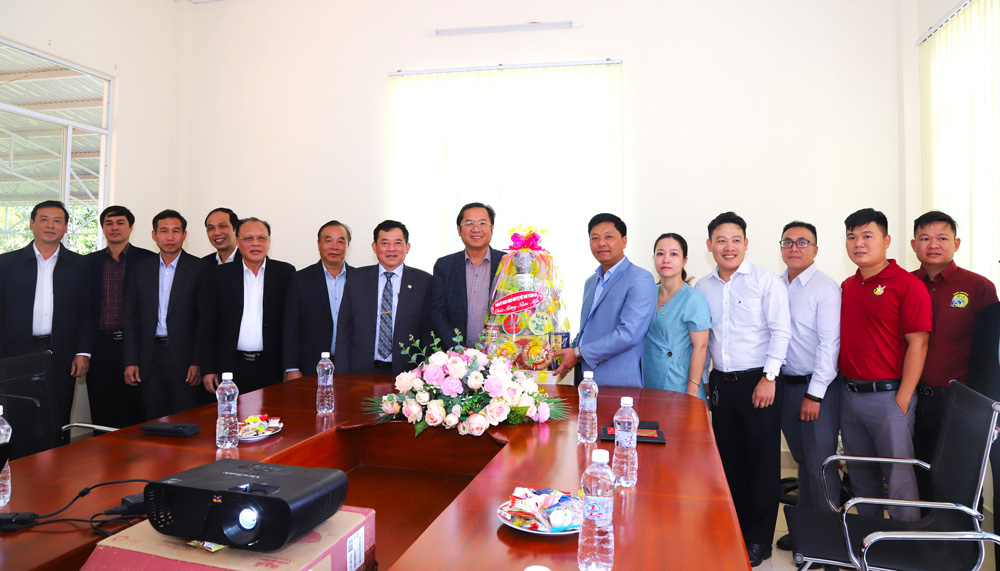 Lãnh đạo TP Bảo Lộc thăm, chúc tết khai xuân tại Công ty Tân Thành Nam