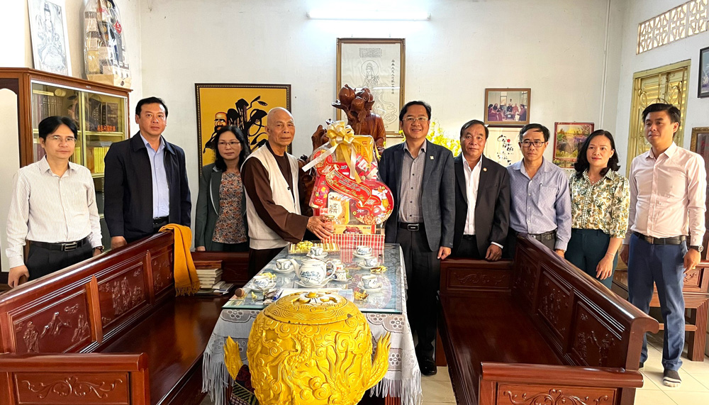 Bí thư Thành ủy Bảo Lộc Tôn Thiện Đồng thăm, tặng quà tết Ban Trị sự Giáo hội hội Phật giáo Bảo Lộc
