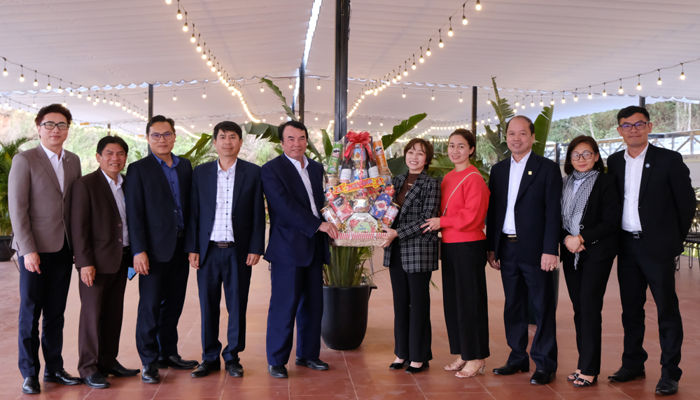 Phó Chủ tịch UBND tỉnh Lâm Đồng Phạm S tặng quà và động viên Hợp tác xã Dịch vụ nông nghiệp tổng hợp du lịch Măng Lin cố gắng đi đầu trong hoạt động du lịch canh nông của tỉnh