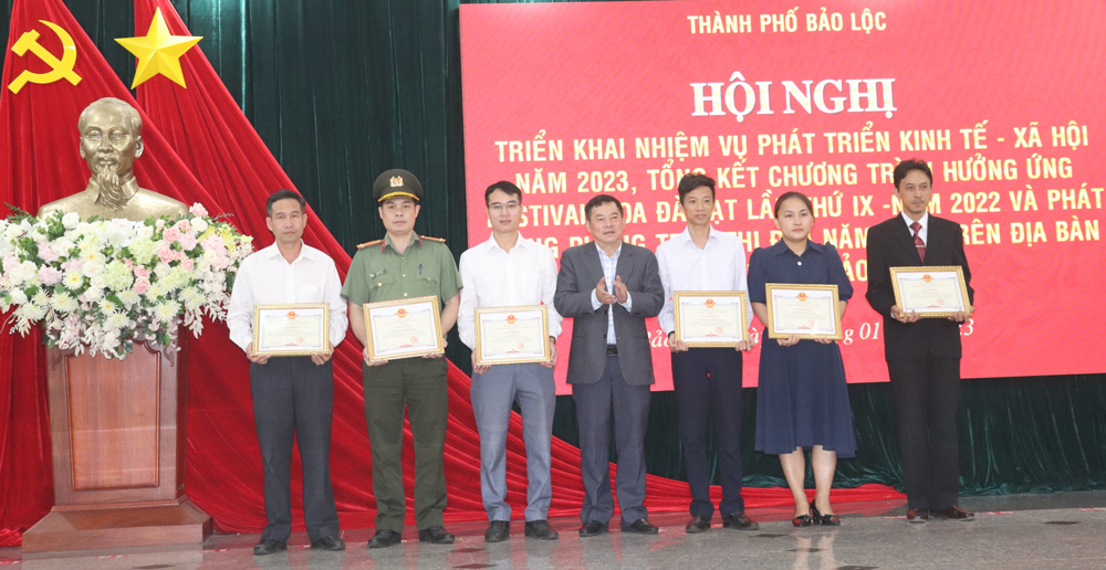 Đồng chí Nguyễn Văn Phương – Phó Bí thư Thành ủy, Chủ tịch UBND TP Bảo Lộc trao giấy khen đến các cá nhân